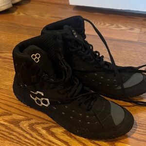 Black And Gold wrestling shoes. Mens size 6.5